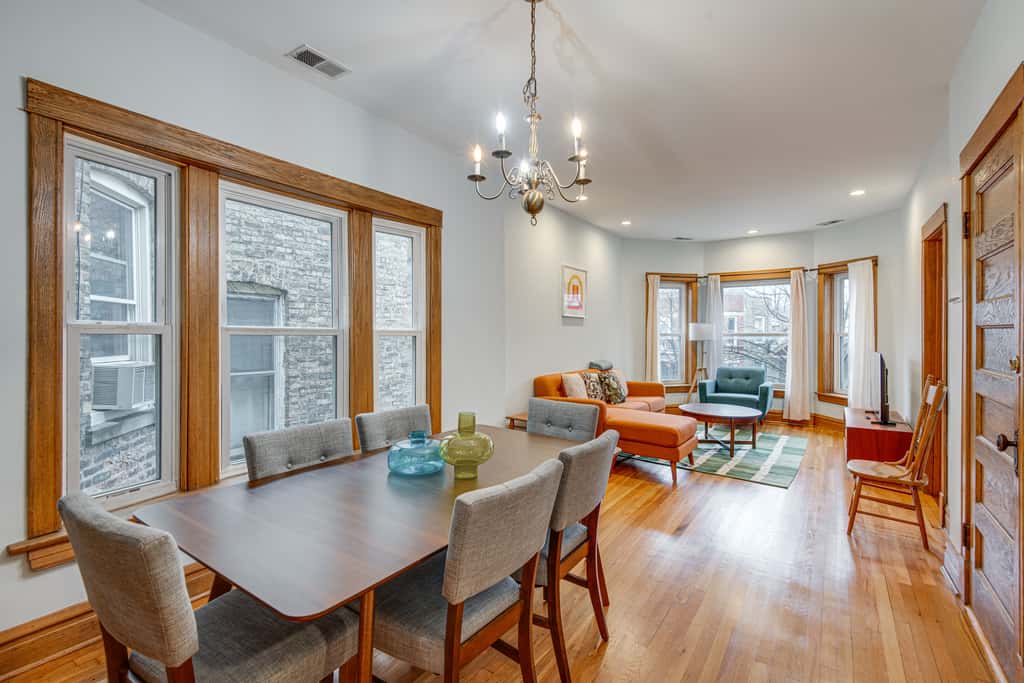 1 Mi to Wrigley! Quintessential Chi-Town Greystone