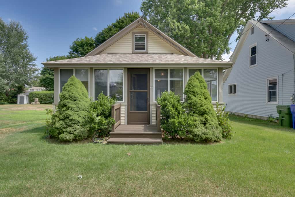 'Grandma's Cottage' w/ Sunroom: Walk to Beach