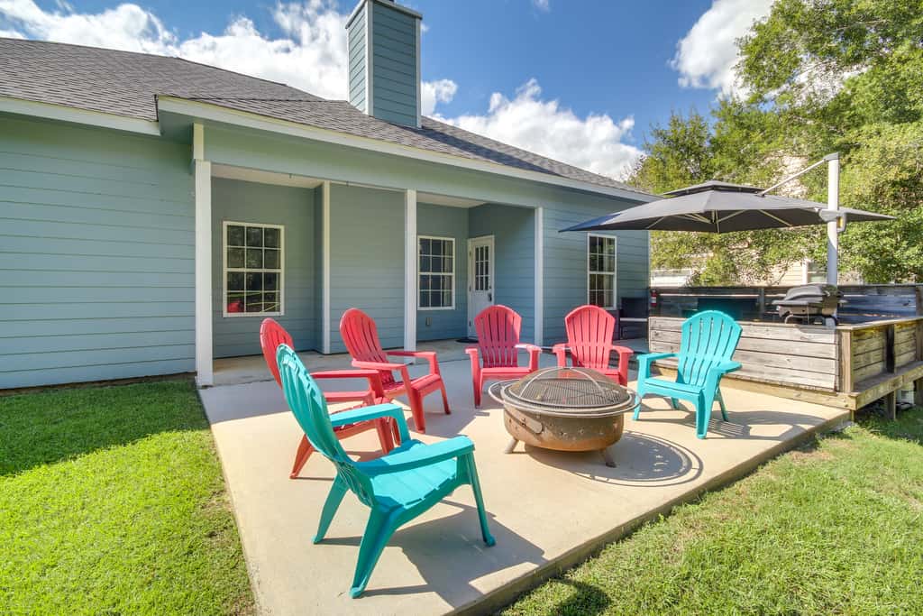 < 1 Mi to Beach - Home w/ Deck & Yard in Waveland!
