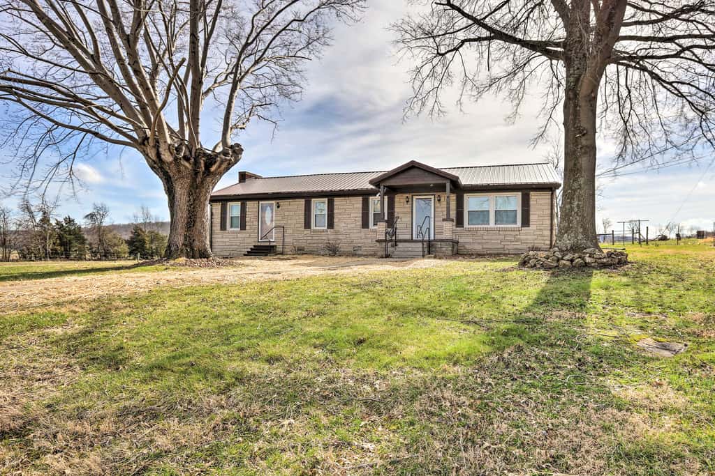 Family Home w/ Deck, 2 Mi to Lake Cumberland