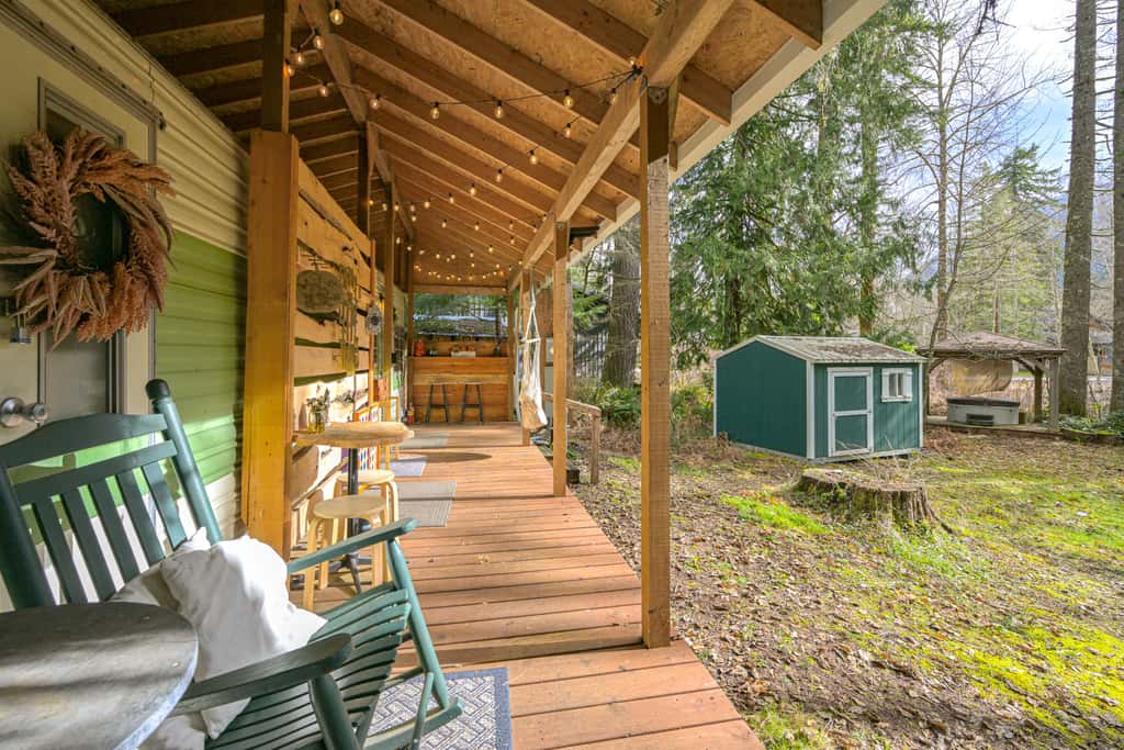 5 Mi to Mt Rainier Park: Unique & Rustic Getaway