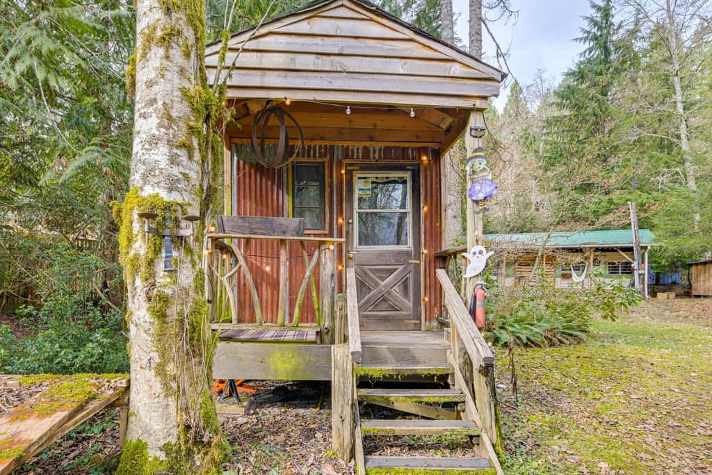 5 Mi to Mt Rainier Park: Unique & Rustic Getaway