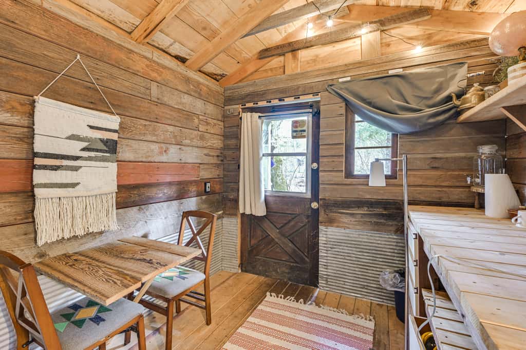 5 Mi to Mt Rainier Park: Unique & Rustic Getaway