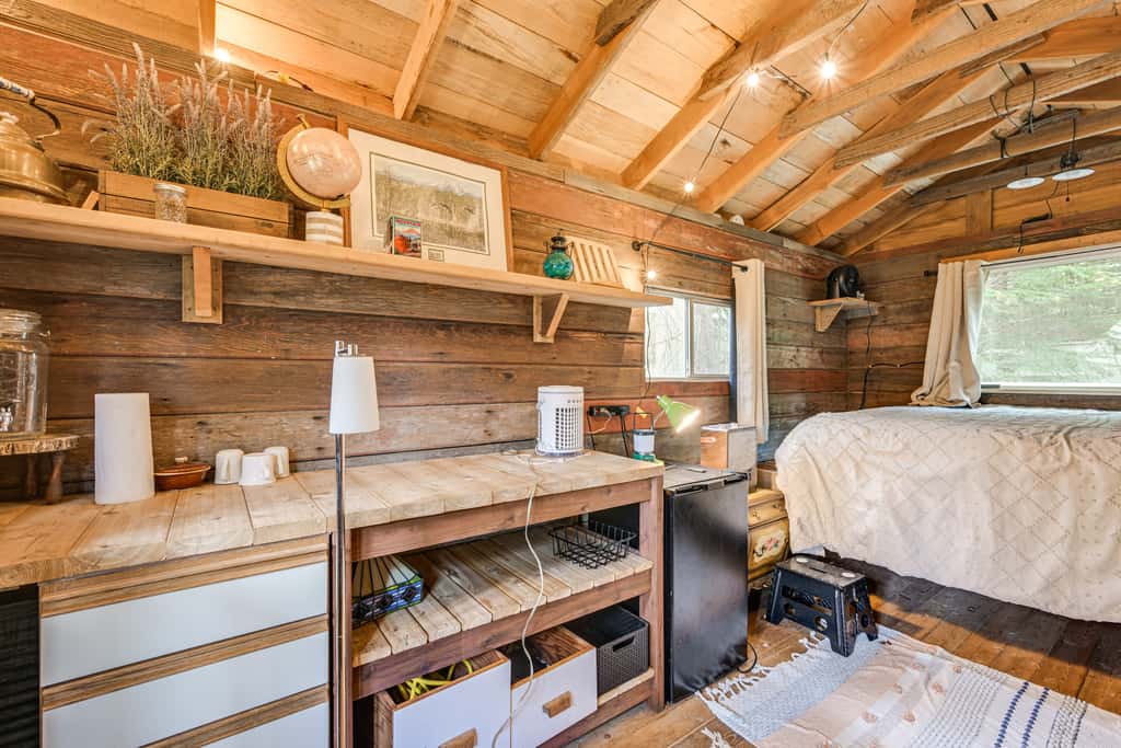5 Mi to Mt Rainier Park: Unique & Rustic Getaway
