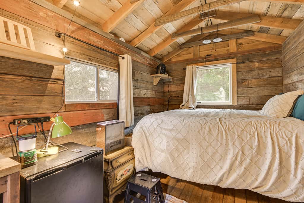 5 Mi to Mt Rainier Park: Unique & Rustic Getaway