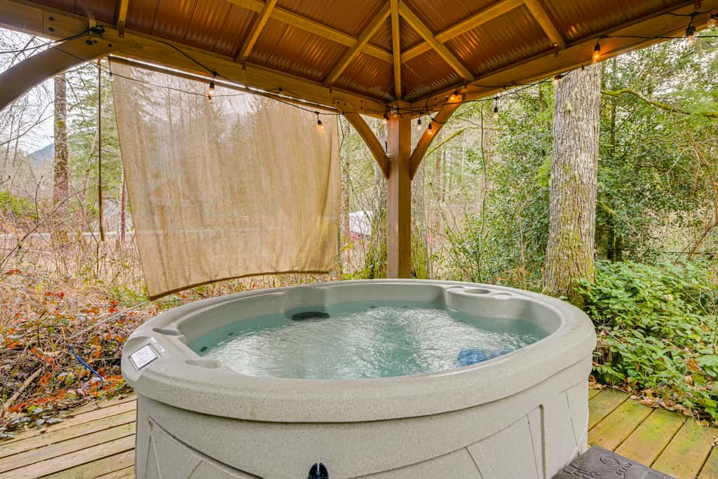 5 Mi to Mt Rainier Park: Unique & Rustic Getaway