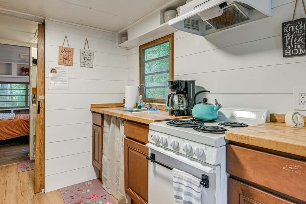 5 Mi to Mt Rainier Park: Unique & Rustic Getaway