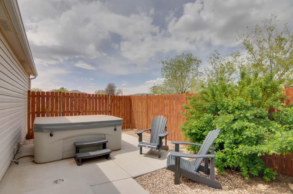 Utah Retreat - Hot Tub, Deck & Near National Parks
