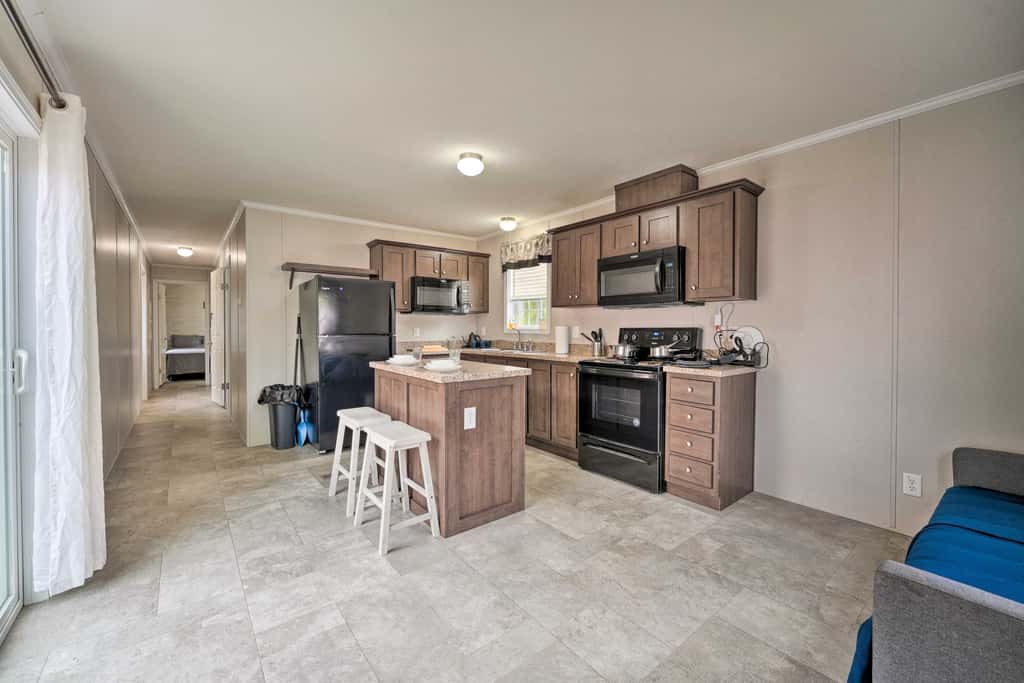 Cassopolis Cabin, Private Deck & Lake Access!