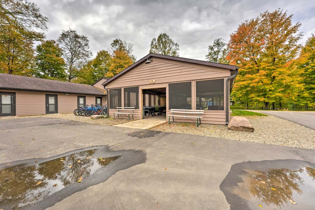 Cassopolis Cabin, Private Deck & Lake Access!
