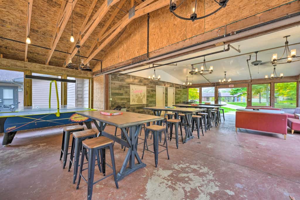 Cassopolis Cabin, Private Deck & Lake Access!