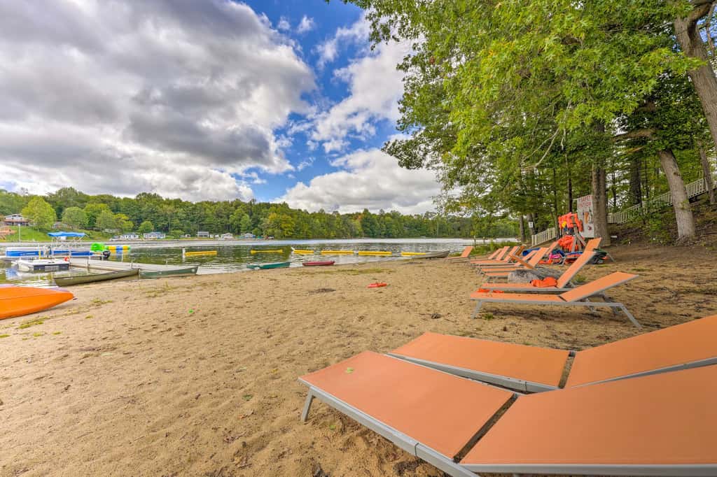 Cassopolis Cabin, Private Deck & Lake Access!