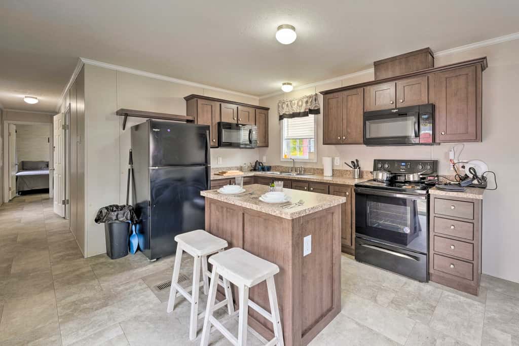 Cassopolis Cabin, Private Deck & Lake Access!