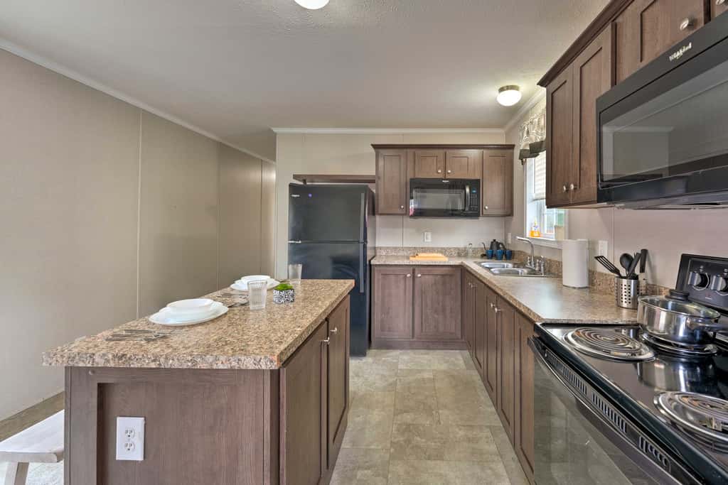 Cassopolis Cabin, Private Deck & Lake Access!