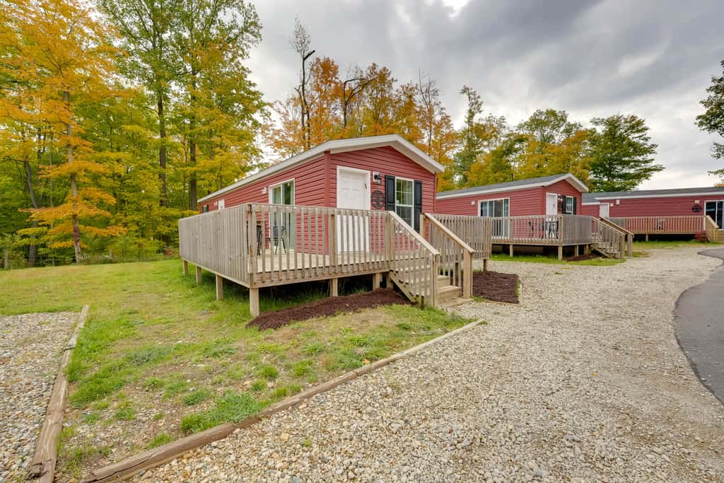 Cozy Cabin: Community Pool & Lakefront Beach!