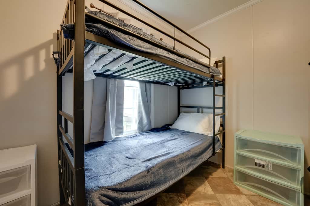 Cozy Cabin: Community Pool & Lakefront Beach!