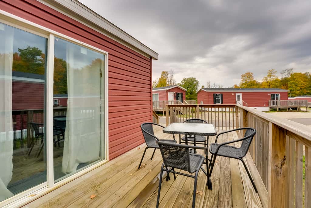 Cozy Cabin: Community Pool & Lakefront Beach!