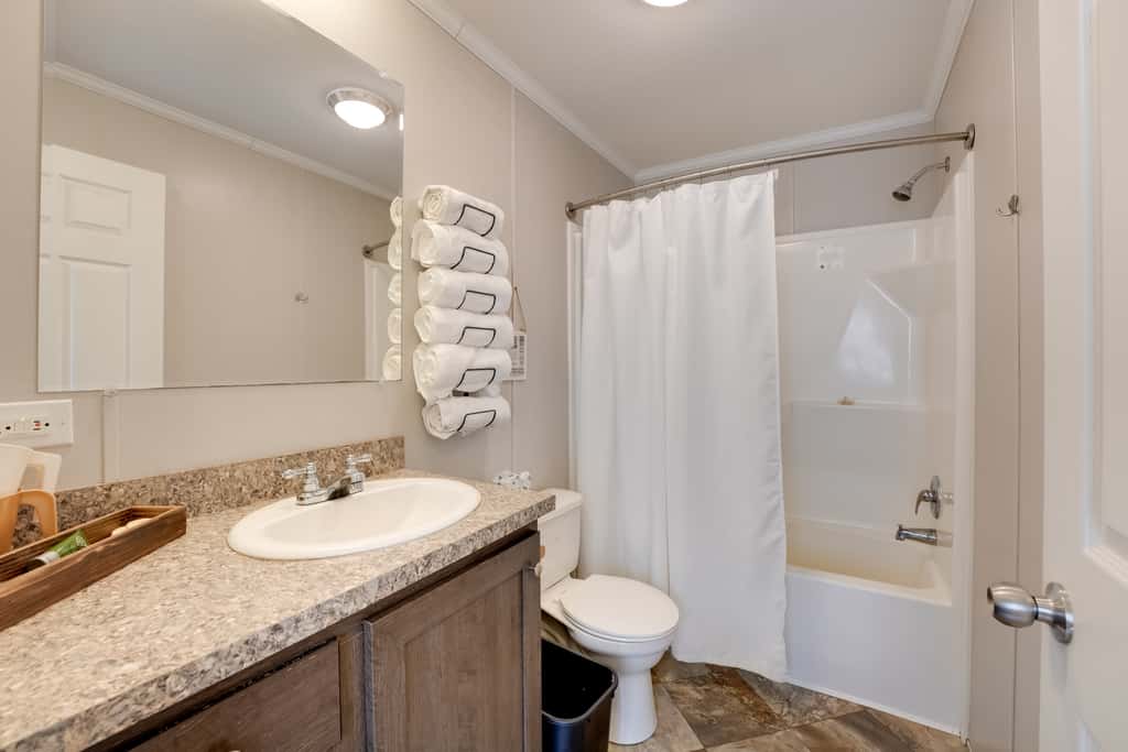 Cozy Cabin: Community Pool & Lakefront Beach!