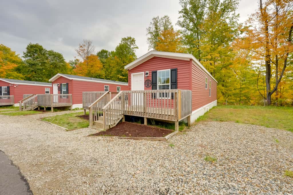 Cozy Cabin: Community Pool & Lakefront Beach!