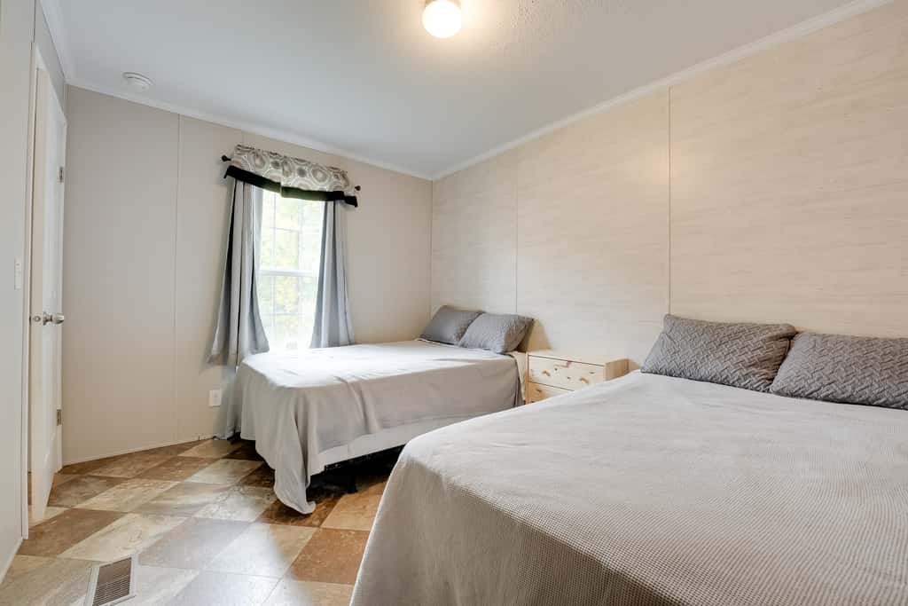 Cozy Cabin: Community Pool & Lakefront Beach!
