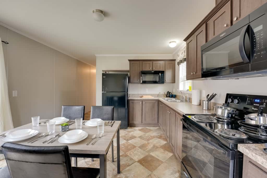 Cozy Cabin: Community Pool & Lakefront Beach!