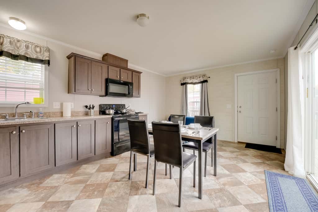 Cozy Cabin: Community Pool & Lakefront Beach!