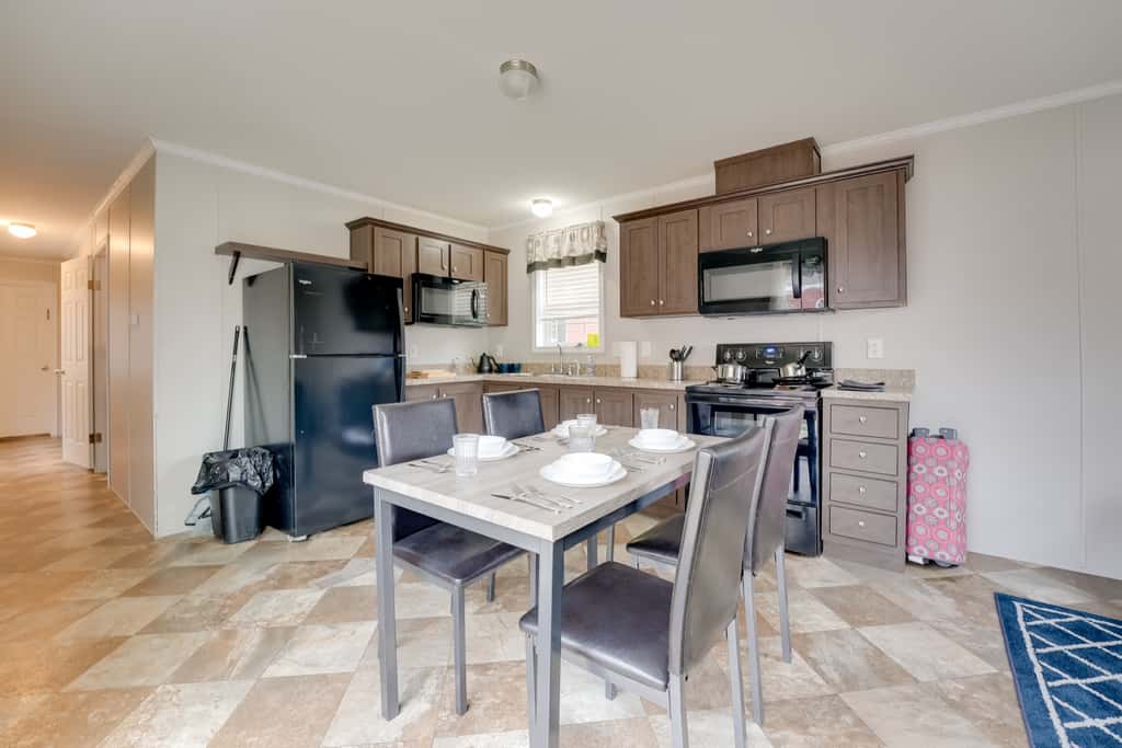 Cozy Cabin: Community Pool & Lakefront Beach!