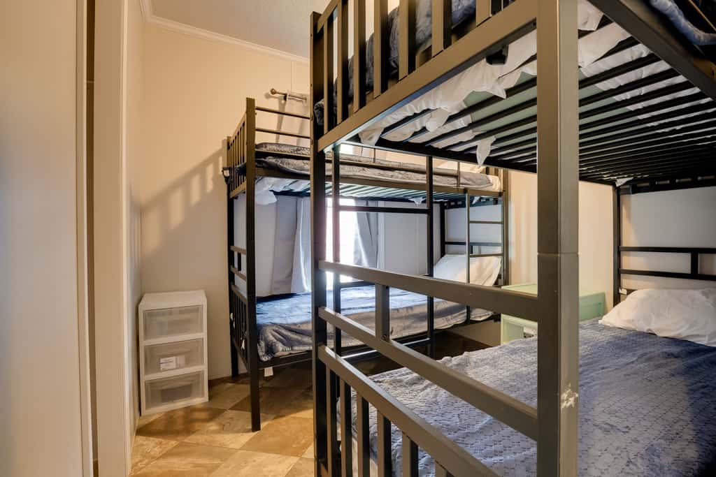 Cozy Cabin: Community Pool & Lakefront Beach!