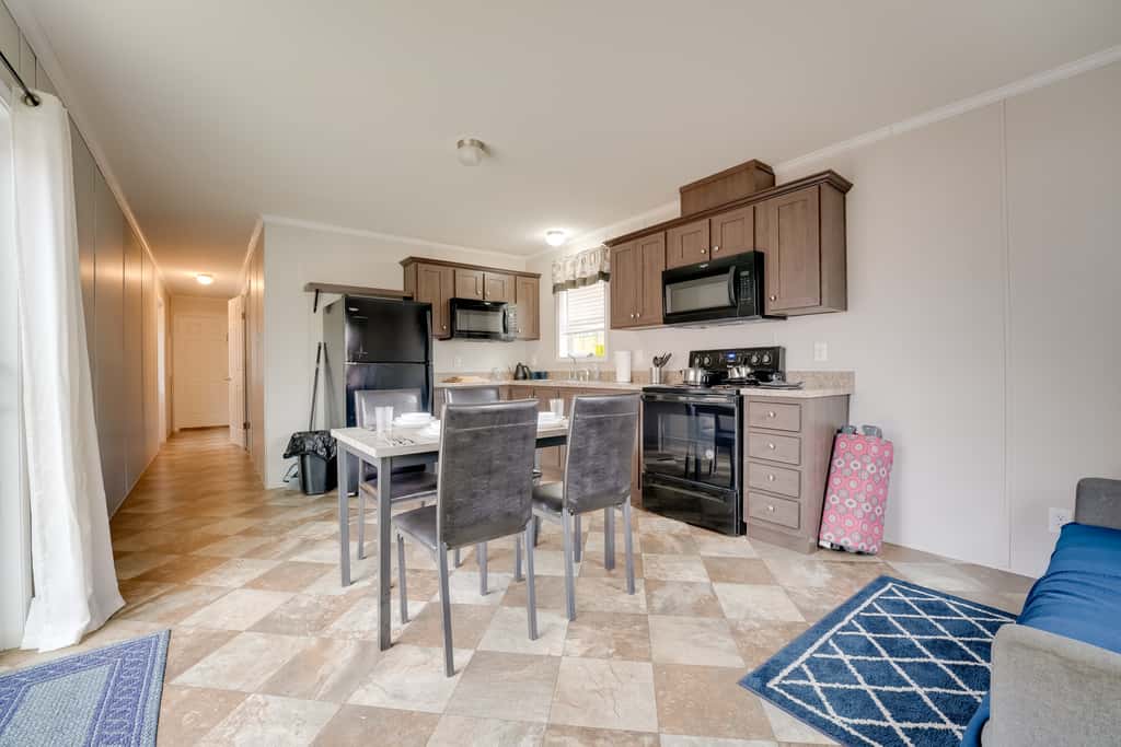 Cozy Cabin: Community Pool & Lakefront Beach!