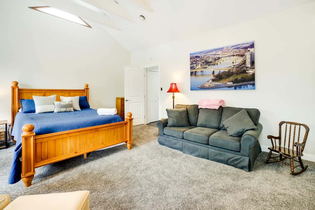Walk to Walnut St: Pet-Friendly Pittsburgh Home!