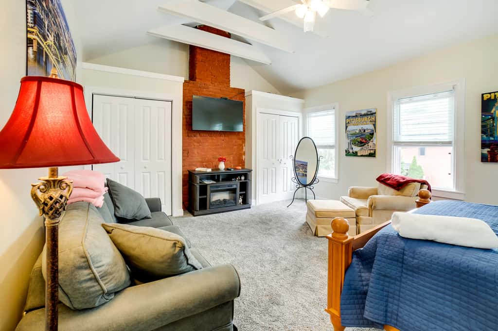 Walk to Walnut St: Pet-Friendly Pittsburgh Home!