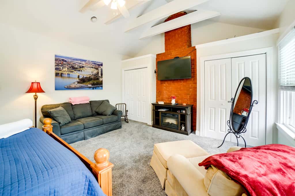 Walk to Walnut St: Pet-Friendly Pittsburgh Home!