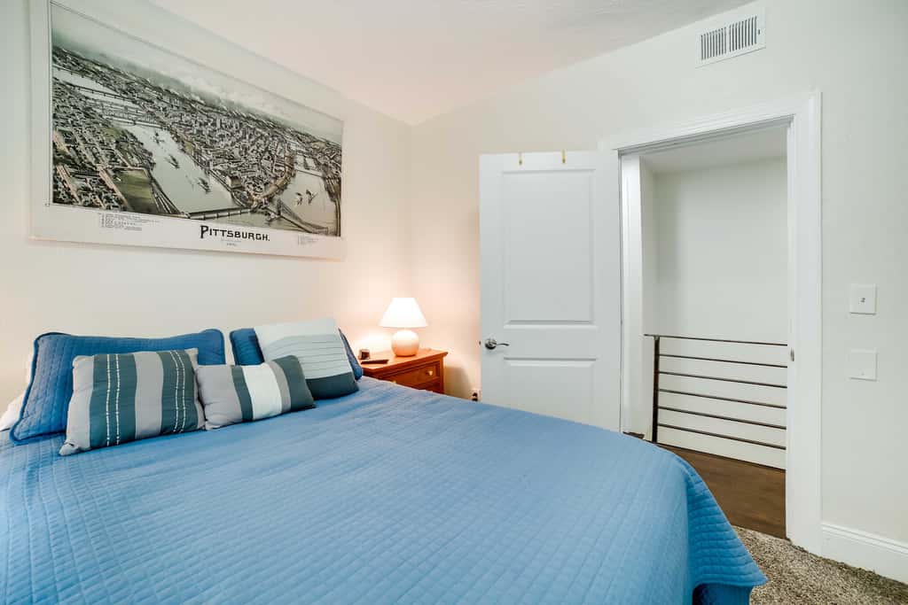 Walk to Walnut St: Pet-Friendly Pittsburgh Home!