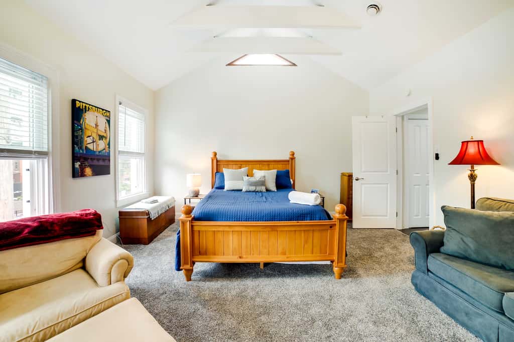 Walk to Walnut St: Pet-Friendly Pittsburgh Home!