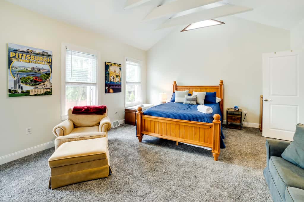 Walk to Walnut St: Pet-Friendly Pittsburgh Home!