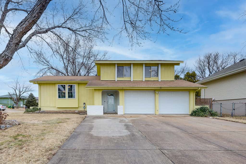 Bring the Family! Suburban Home w/ Yard in Omaha