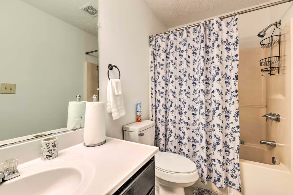 Ocean Springs Home w/ Sunroom ~ 5 Mi to Beach
