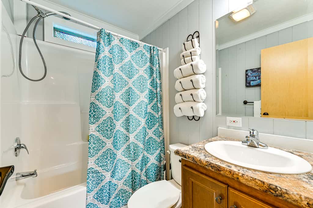 Waterfront Living & Resort Perks! Lake Norman Stay