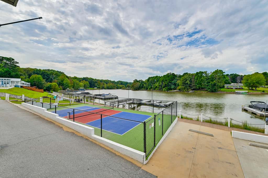 Waterfront Living & Resort Perks! Lake Norman Stay