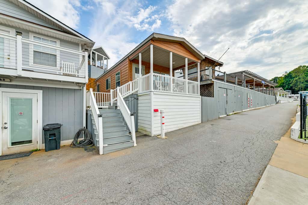 Waterfront Living & Resort Perks! Lake Norman Stay