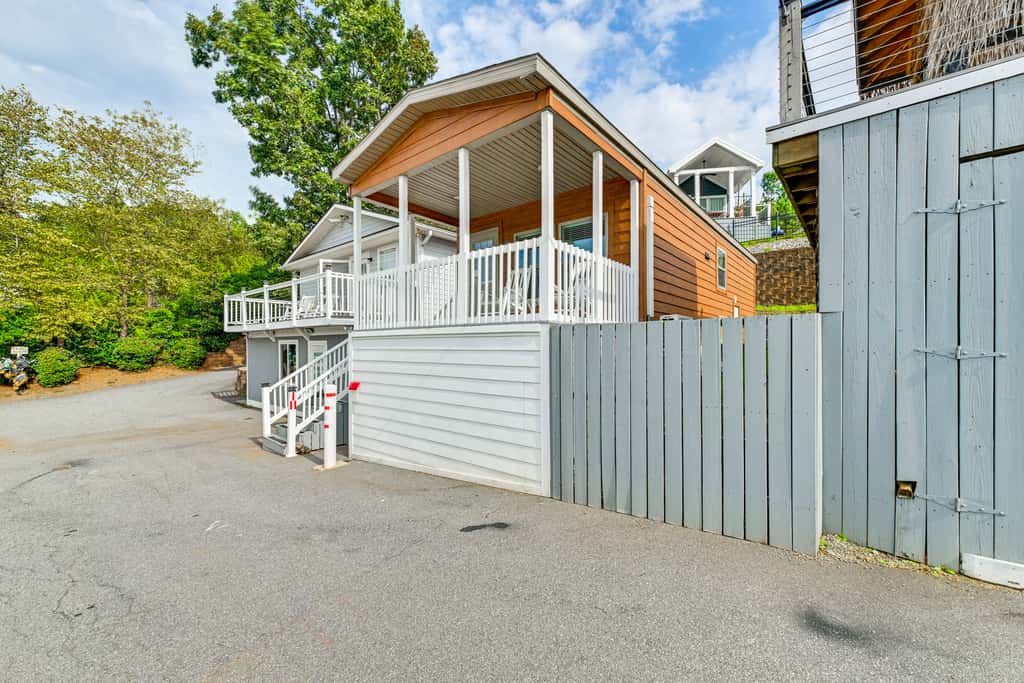 Waterfront Living & Resort Perks! Lake Norman Stay