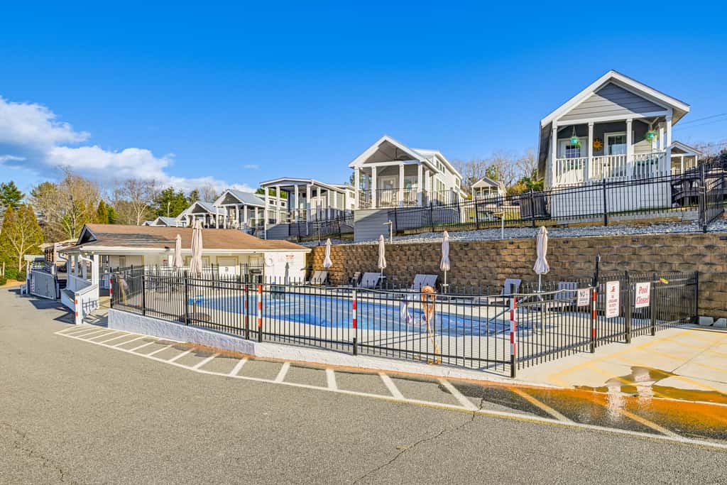 Waterfront Living & Resort Perks! Lake Norman Stay