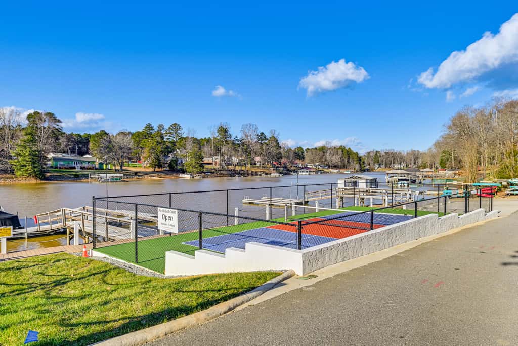 Waterfront Living & Resort Perks! Lake Norman Stay
