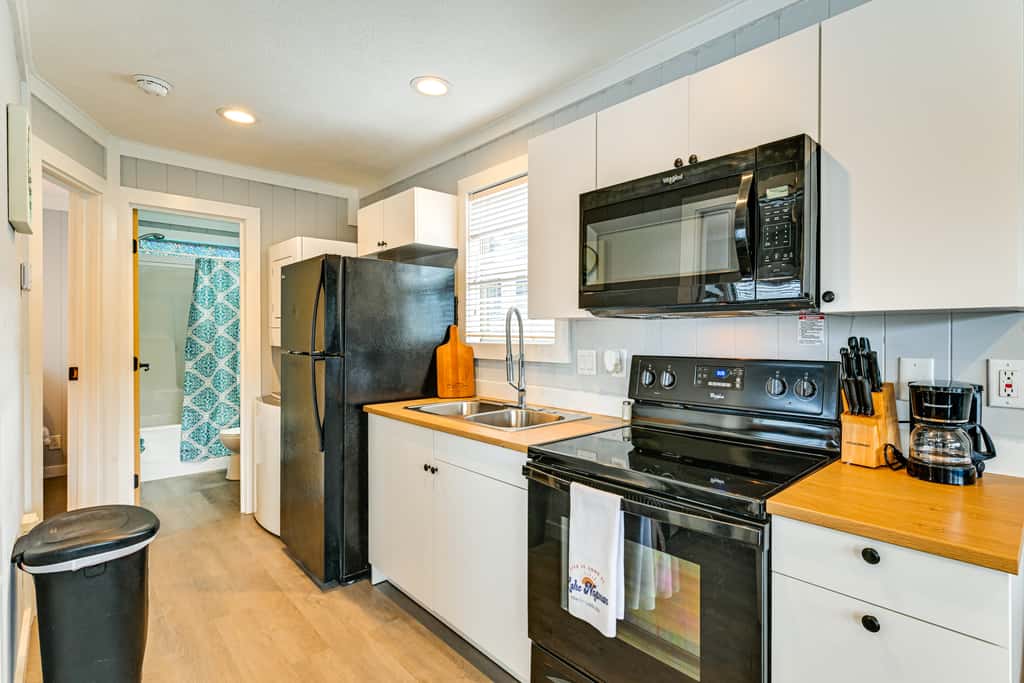 Waterfront Living & Resort Perks! Lake Norman Stay