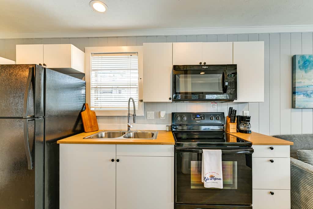 Waterfront Living & Resort Perks! Lake Norman Stay