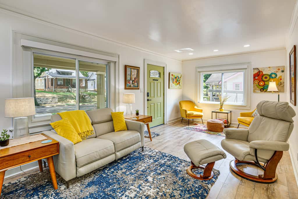 6 Mi to Arrowhead Stadium: Charming Home w/ Porch!