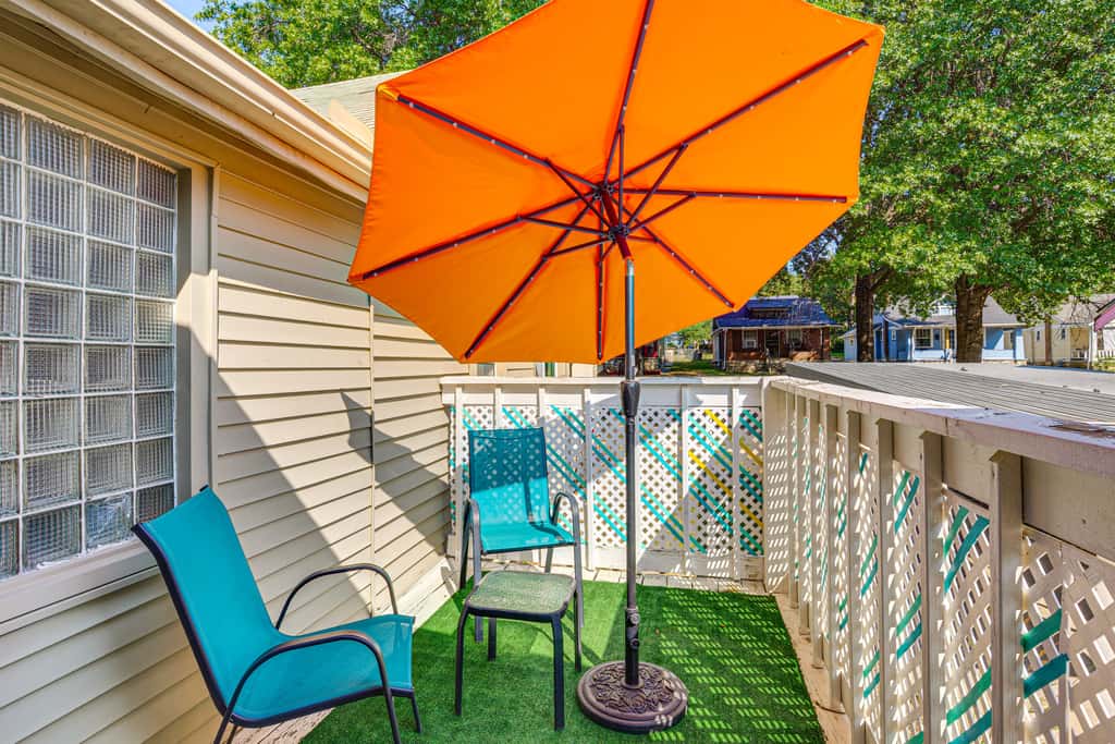 6 Mi to Arrowhead Stadium: Charming Home w/ Porch!