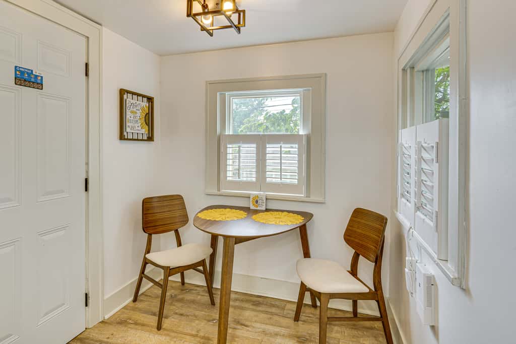 6 Mi to Arrowhead Stadium: Charming Home w/ Porch!