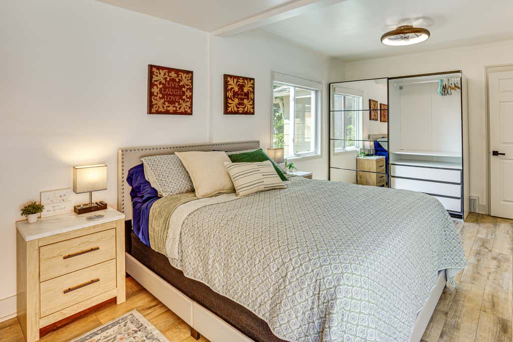 6 Mi to Arrowhead Stadium: Charming Home w/ Porch!