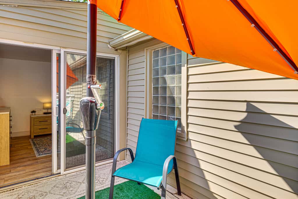 6 Mi to Arrowhead Stadium: Charming Home w/ Porch!